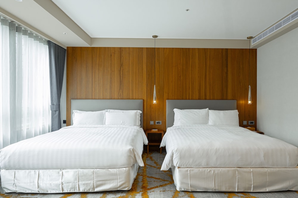 Deluxe Room, 2 Queen Beds, Bathtub, City View thumbnail 5