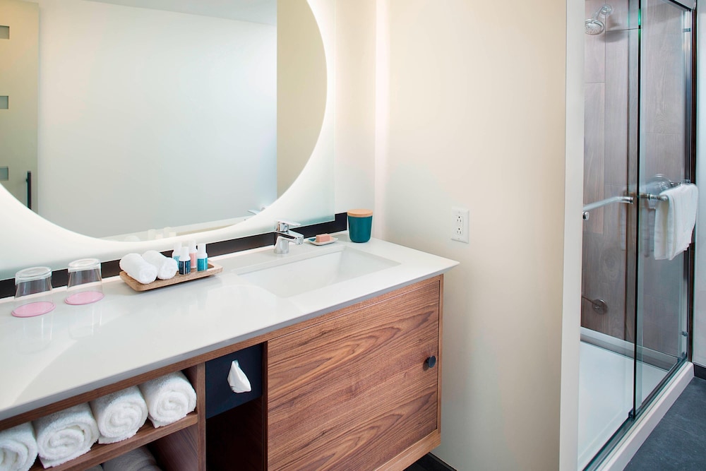 Junior Suite, 1 King Bed, Balcony
