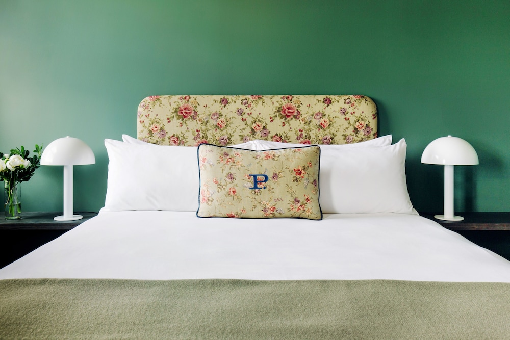 Deluxe Room, 1 Queen Bed (The Deluxe Queen) photo 2