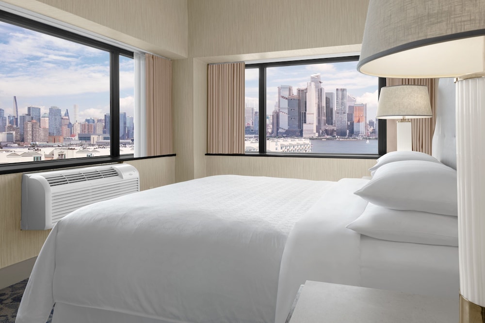 Panoramic Suite, 1 King Bed with Sofa bed (City View) at Sheraton Lincoln Harbor Hotel in Weehawken
