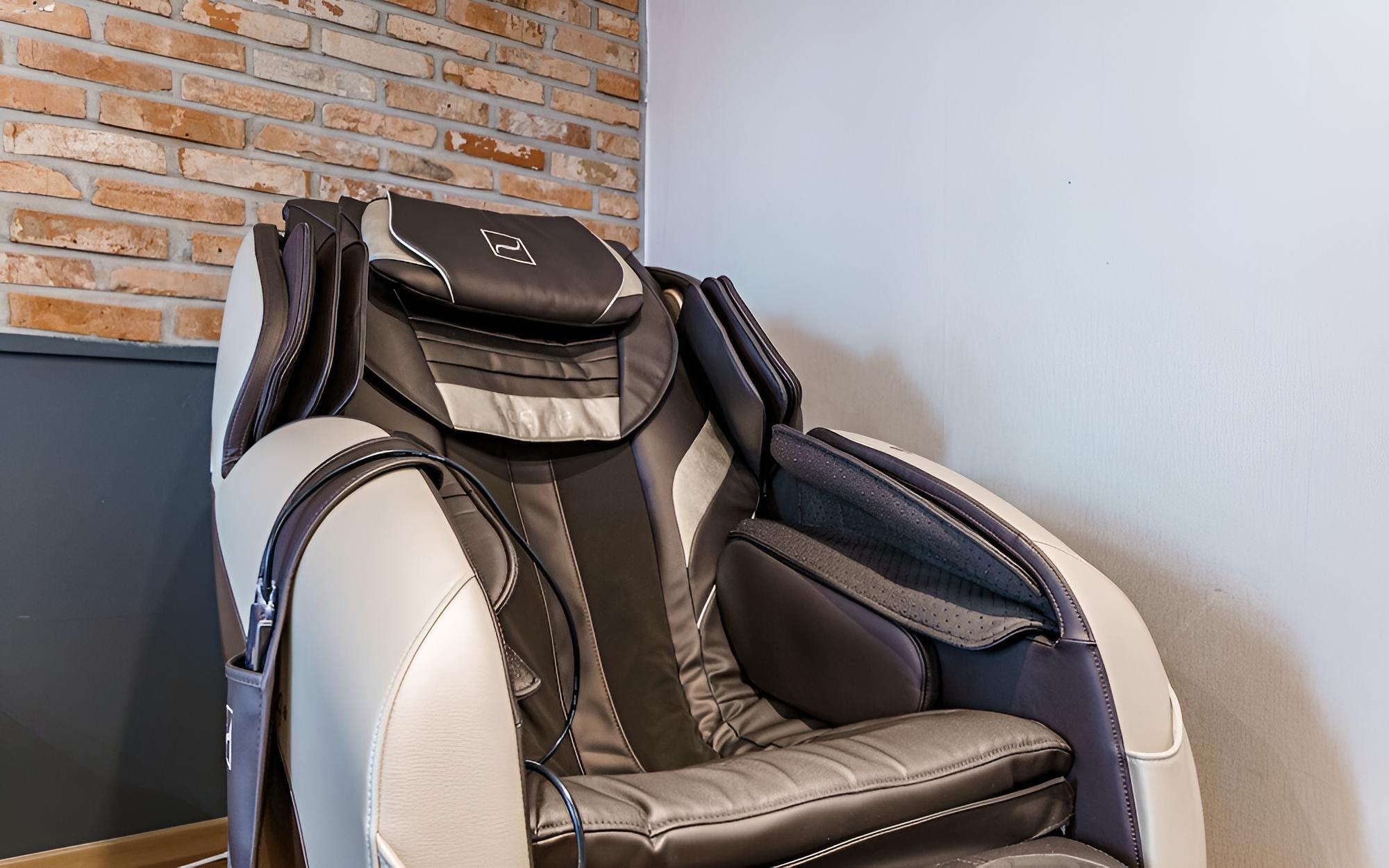 Room (VIP Room-Body Friend Massage Chair (N) - Photo 9