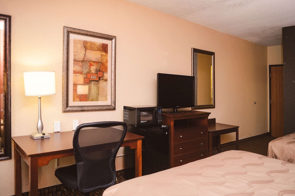 Standard Room, 2 Queen Beds, Non Smoking - Photo 2