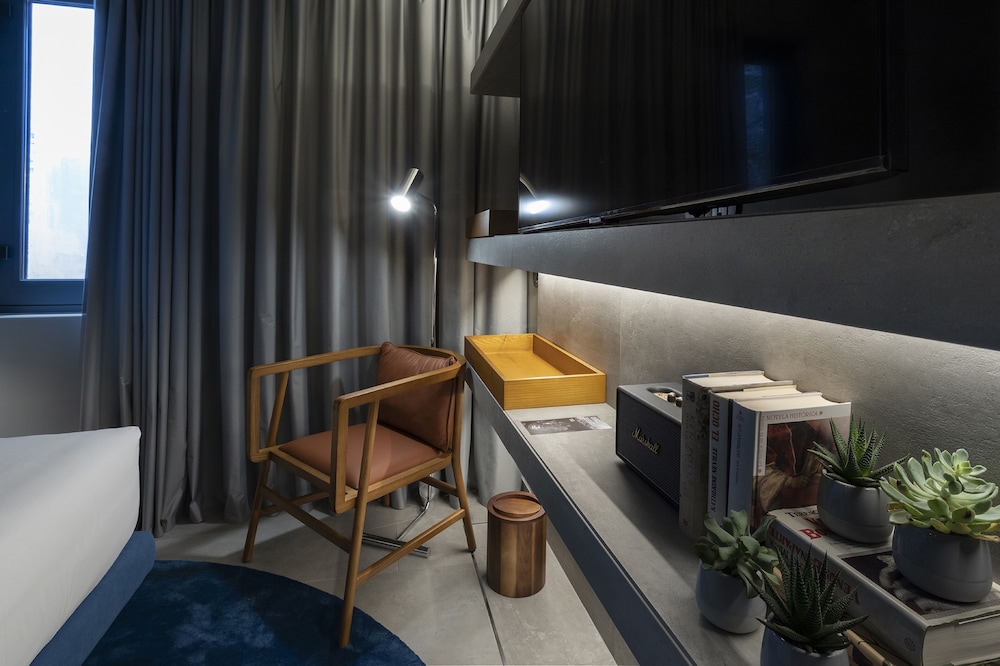 Double Room (Custom) - Photo 10