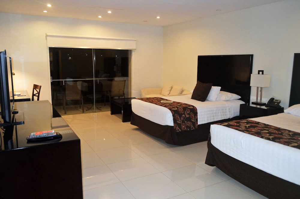 Executive Suite, 2 Queen Beds, Pool View photo 2