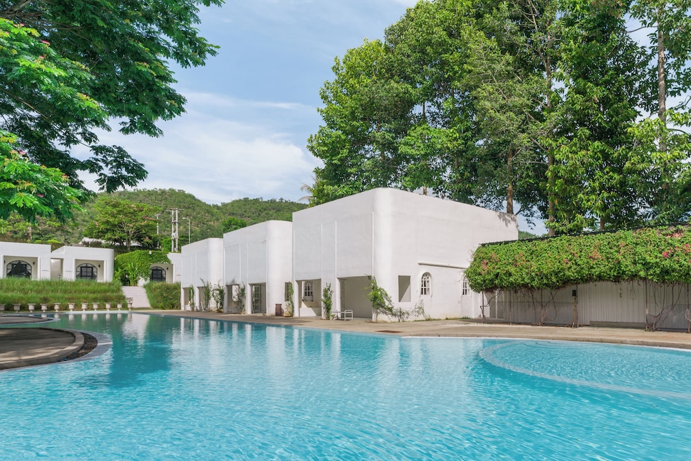 Room, Poolside