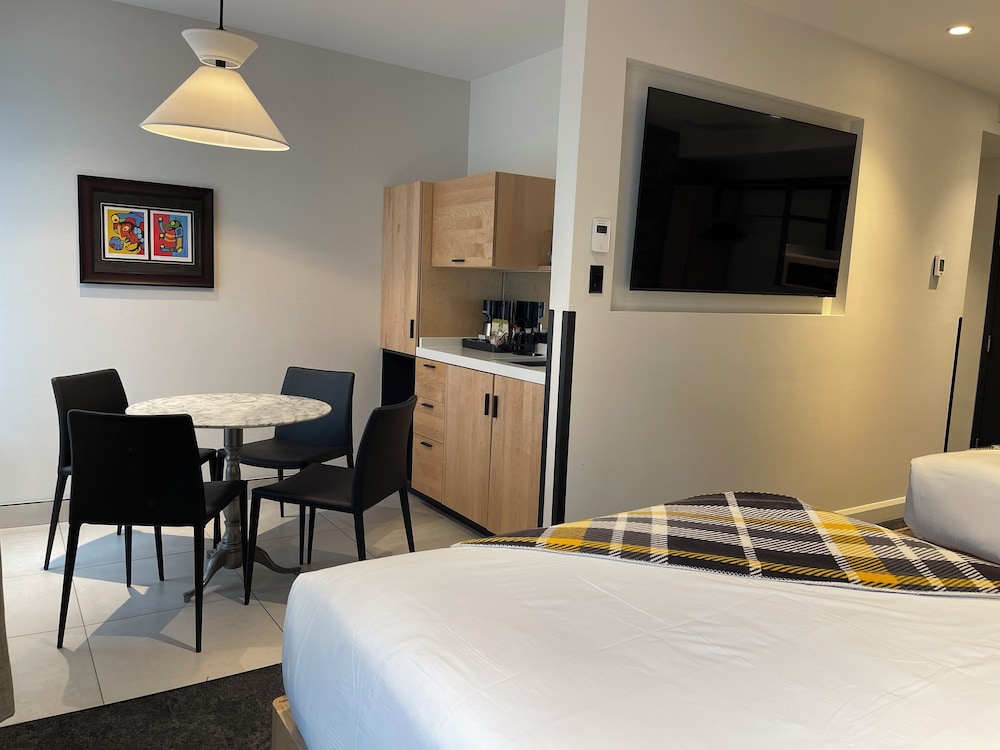 Comfort Room, 2 Queen Beds, Kitchenette photo 2