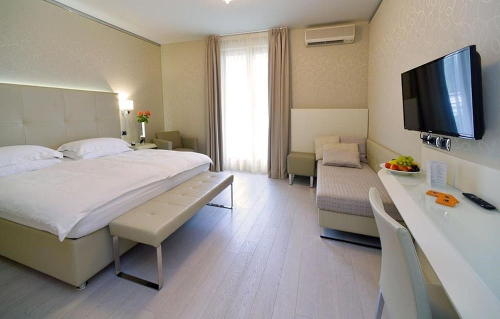 Junior Suite, partial lake SUITE HOUSE