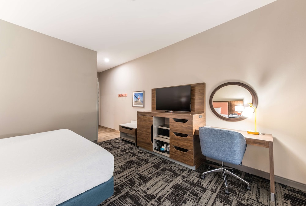 Room, 1 King Bed, Refrigerator & Microwave - Photo 1