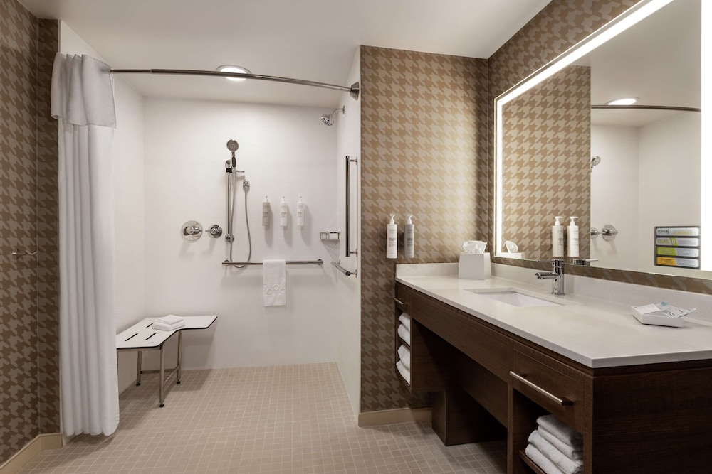 Suite, 1 King Bed, Accessible (Roll-In Shower) - Photo 3