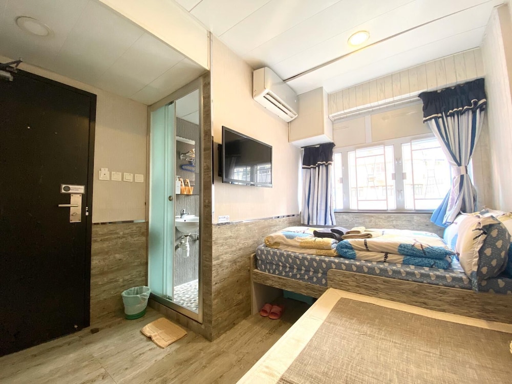 Deluxe Family Quad Room, City View photo 3
