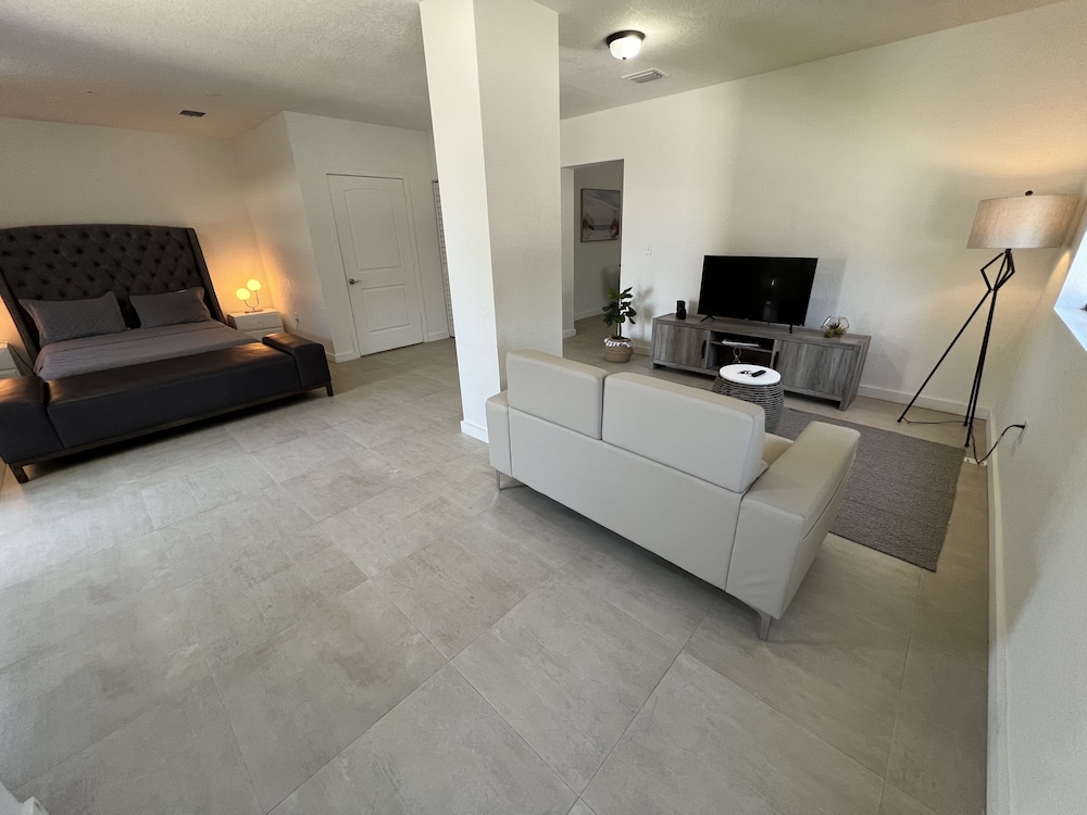 Deluxe Studio, 1 Queen Bed, Private Bathroom