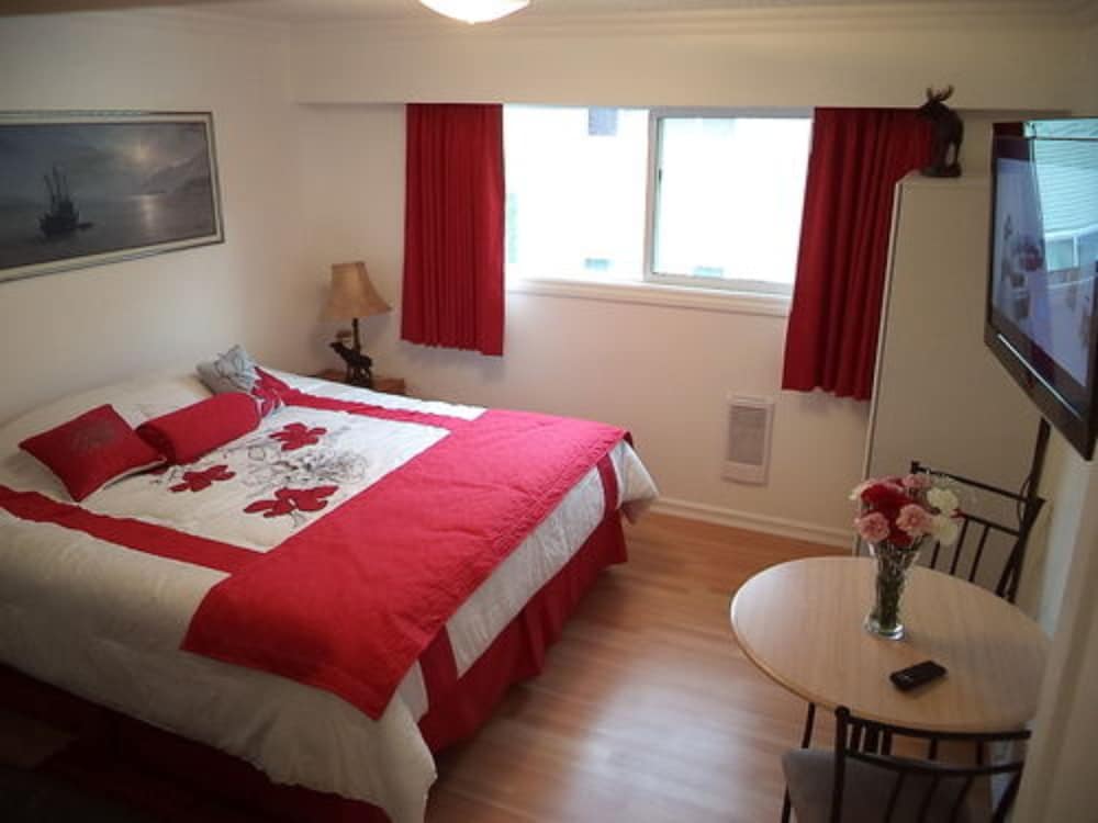 Room (Queen Room with Shared Bath) photo 3