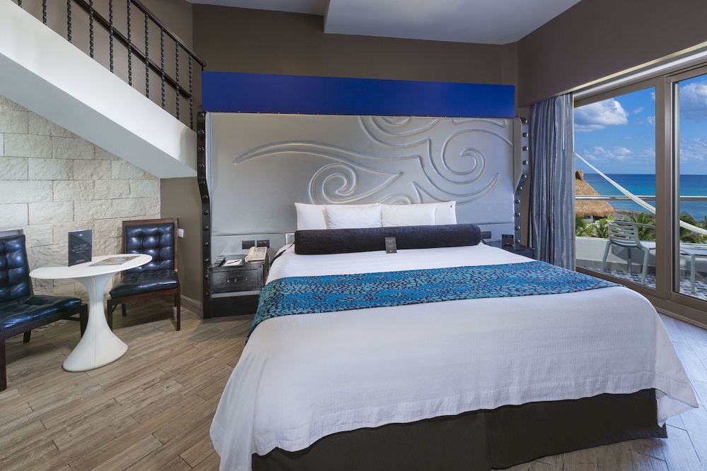 Deluxe Platinum Sky Terrace, one king bed