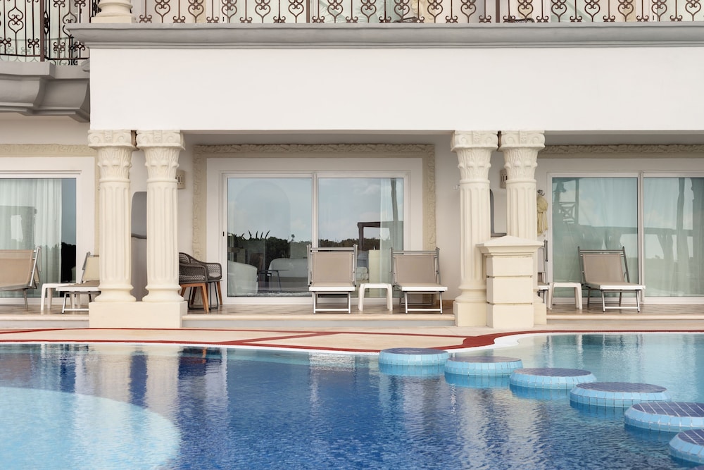 Junior Suite, 1 King Bed, Oceanfront (swim-up)