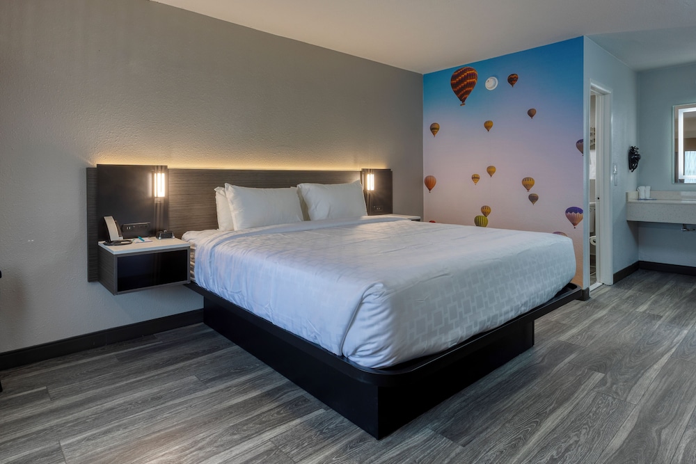 Standard Room, 1 King Bed, Non Smoking - Photo 8
