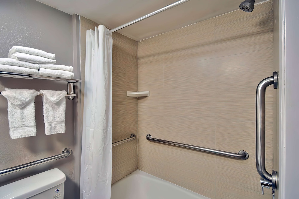 Standard Room, 2 Queen Beds, Accessible, Smoking - Photo 9