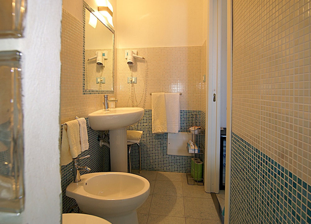 Basic Double Room photo 2