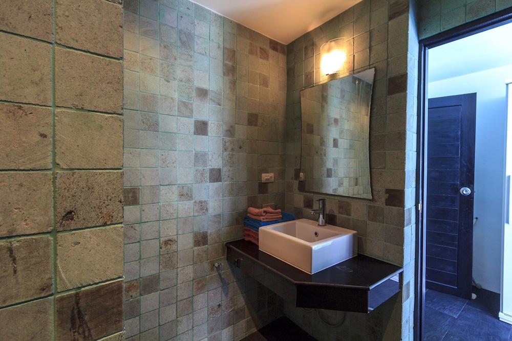 3-Bedroom Pool Access Apartment photo 2