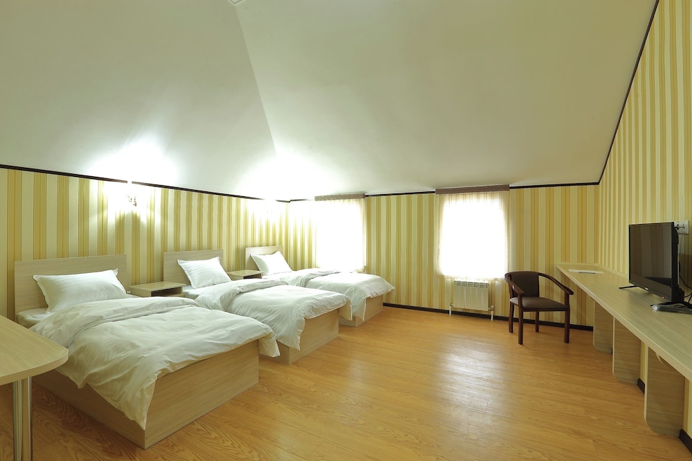 Deluxe Triple Room, City View