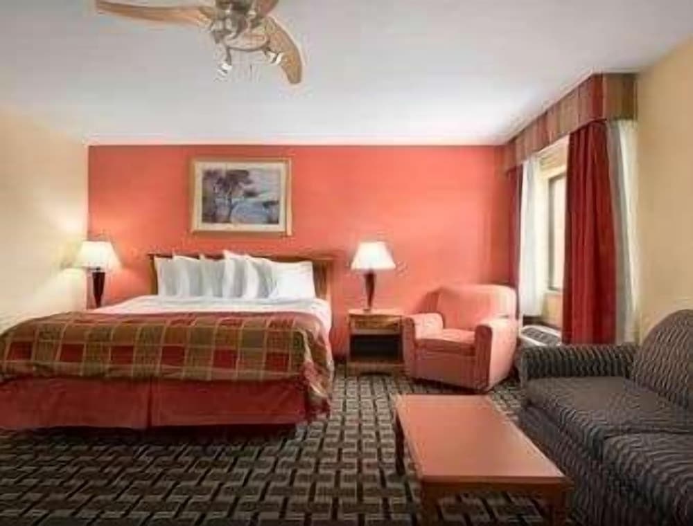 Studio Suite, 1 King Bed, Non Smoking photo 3