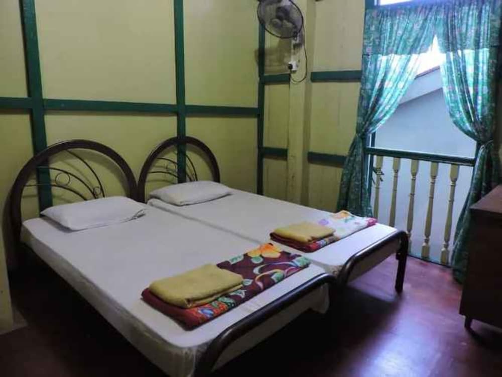 Am-pat (Basic Twin room with Shared Bathroom)