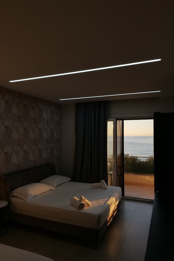Premier Triple-Sea Front with Private Balcony photo 3