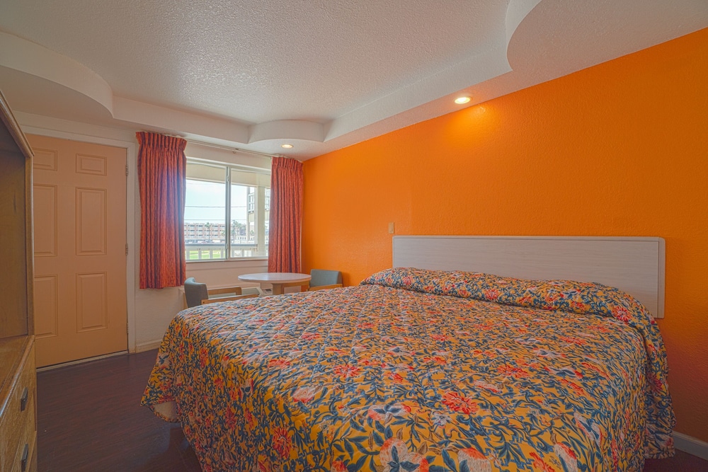 Room, 1 King Bed, Non Smoking photo 2