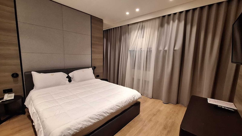 Deluxe Quadruple Room, City View