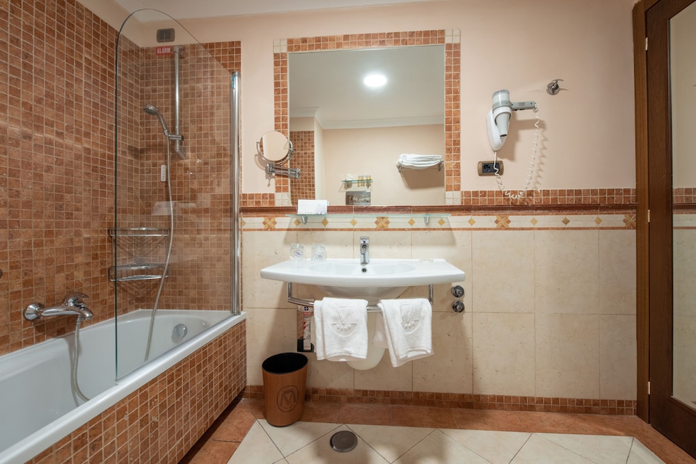 Classic Double or Twin Room, Balcony, Pool View thumbnail 6