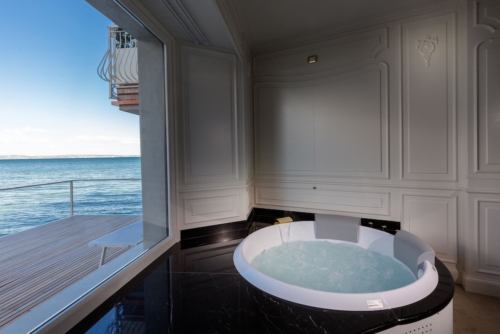 Luxury Suite, Hot Tub, Lake View (SPA) photo 3