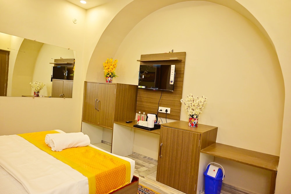 Deluxe Room - Photo 11