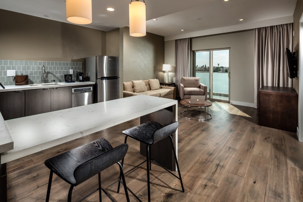Penthouse, 1 Queen Bed, Accessible thumbnail 5