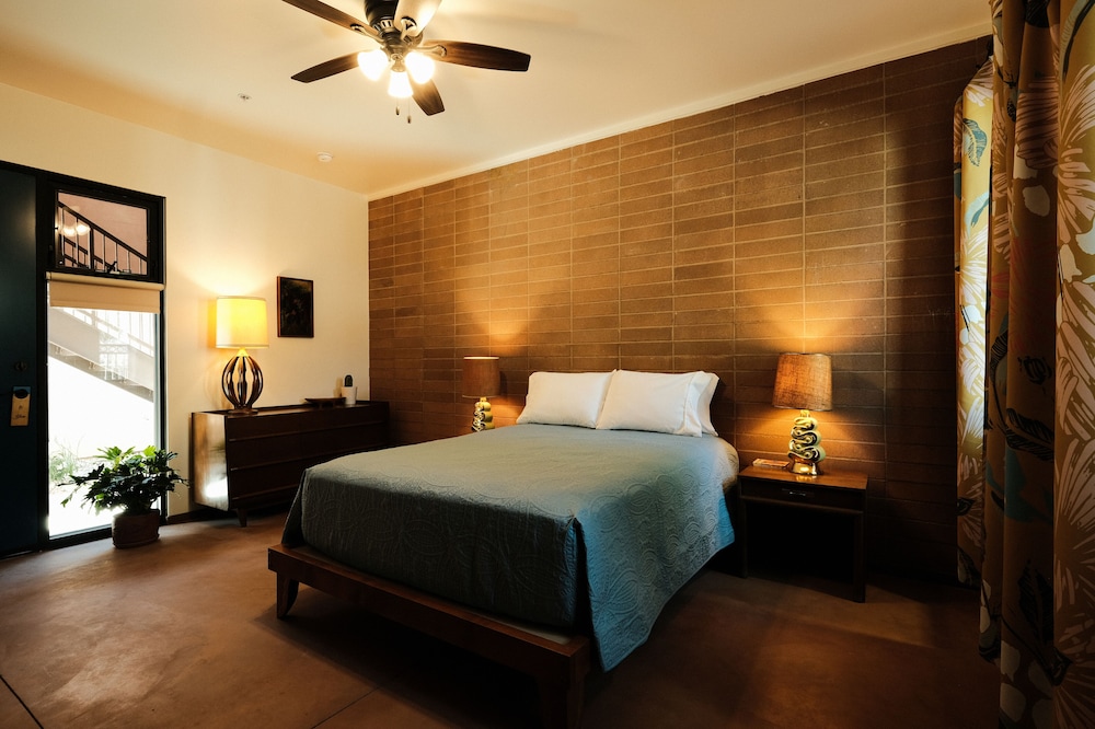Deluxe Room, 1 Queen Bed photo 1