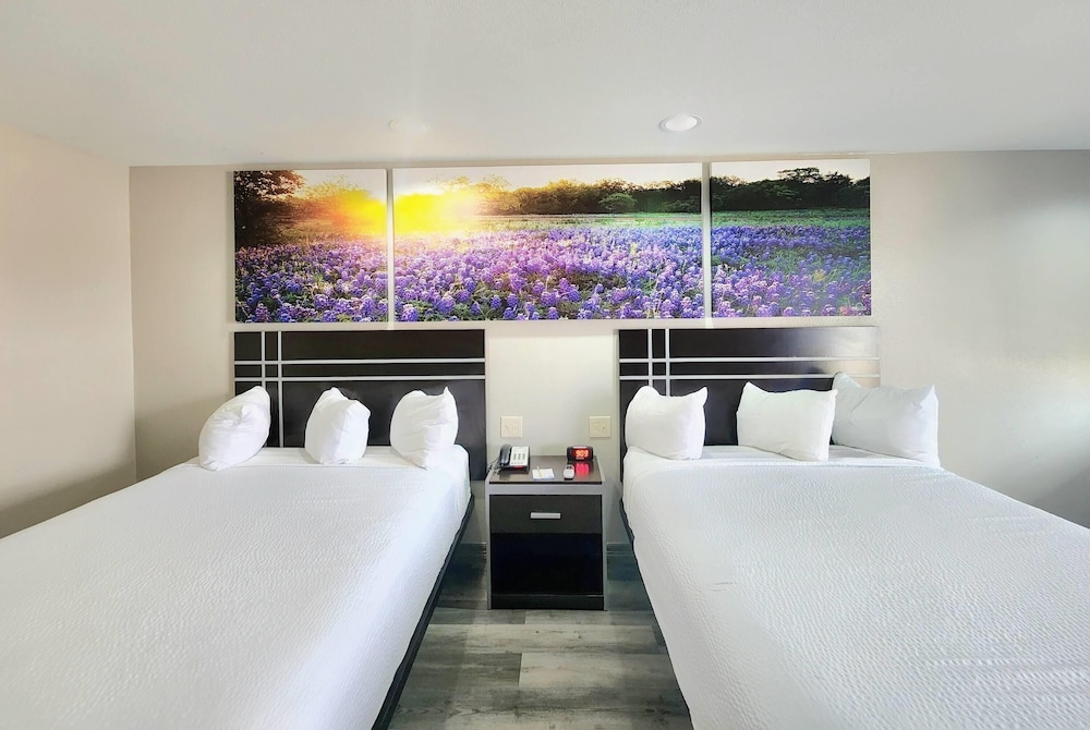 Standard Room, 2 Queen Beds, Smoking - Photo 1