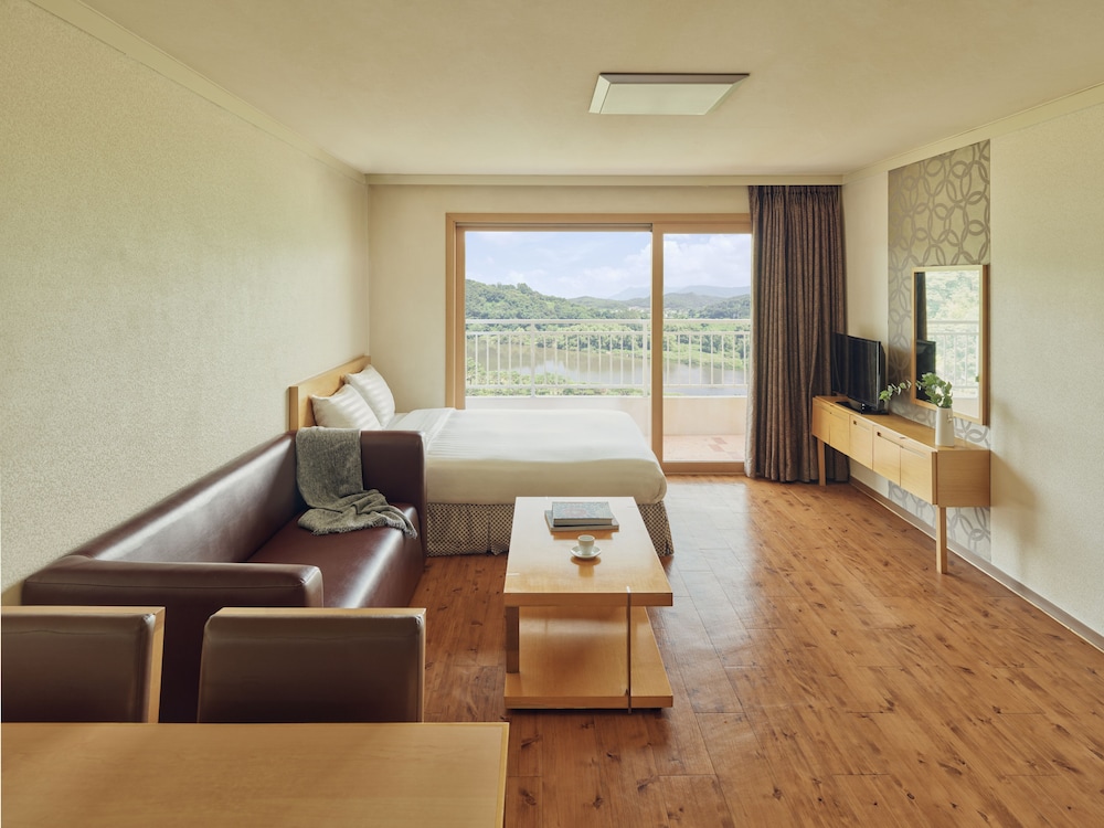 [Summer Bliss PKG] Family(Cooking/Garden View/Bed) - Brunch&Coffee for 2 + 1BTL Wine + 1Pizza photo 2