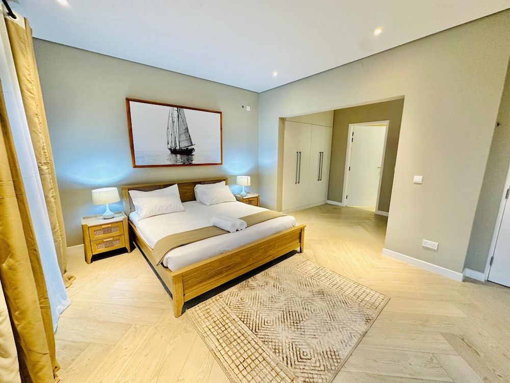 Deluxe Room, 1 King Bed, Private Bathroom, Corner