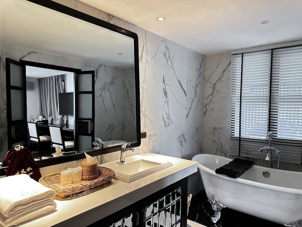 Honeymoon Suite - Photo 4