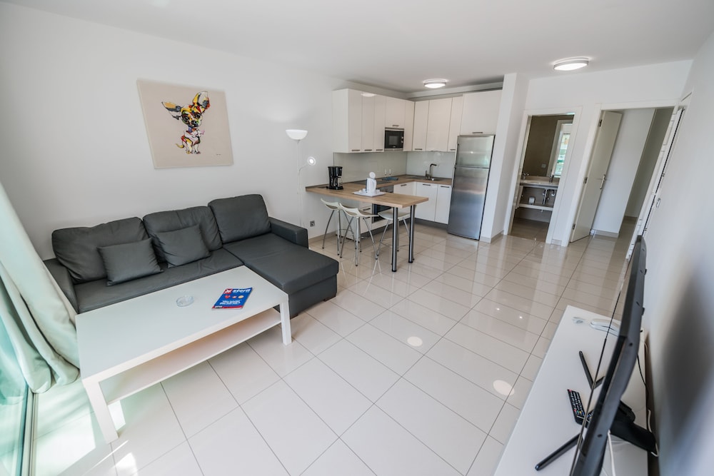 Deluxe Apartment, 1 Bedroom, Pool View photo 2