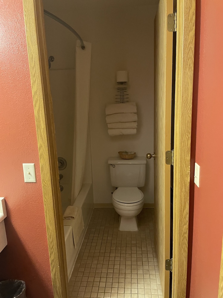 Signature Single Room, 1 King Bed, Jetted Tub photo 3