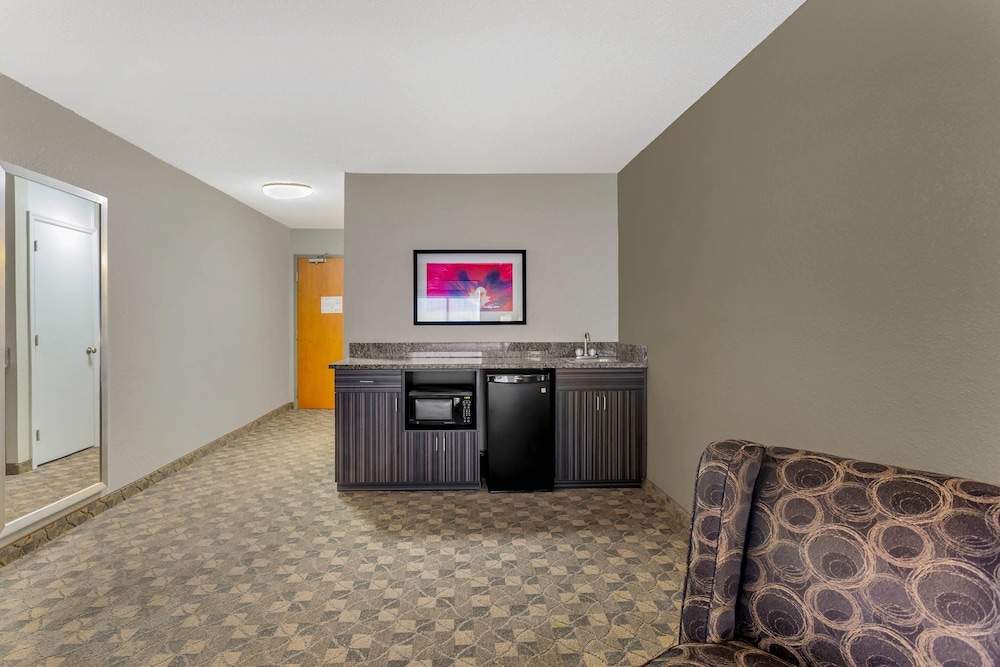 Room, 1 King Bed, Non Smoking (Efficiency) - Photo 3