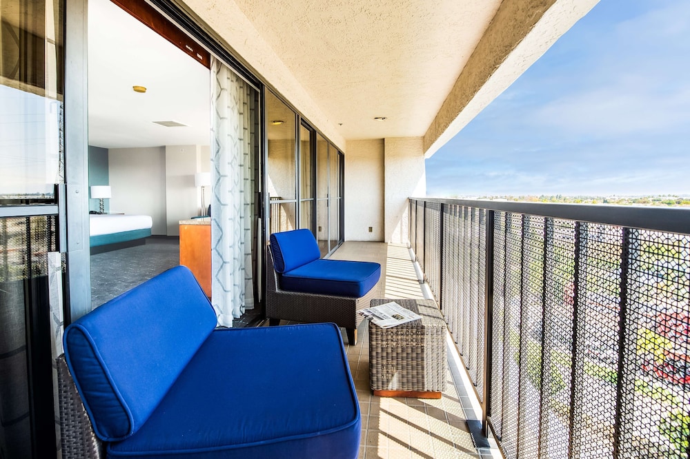 Executive Suite, 1 King Bed, Non Smoking, Balcony - Photo 3