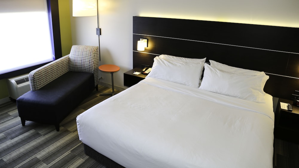 Standard Room, 1 King Bed, Accessible (Communications) photo 2