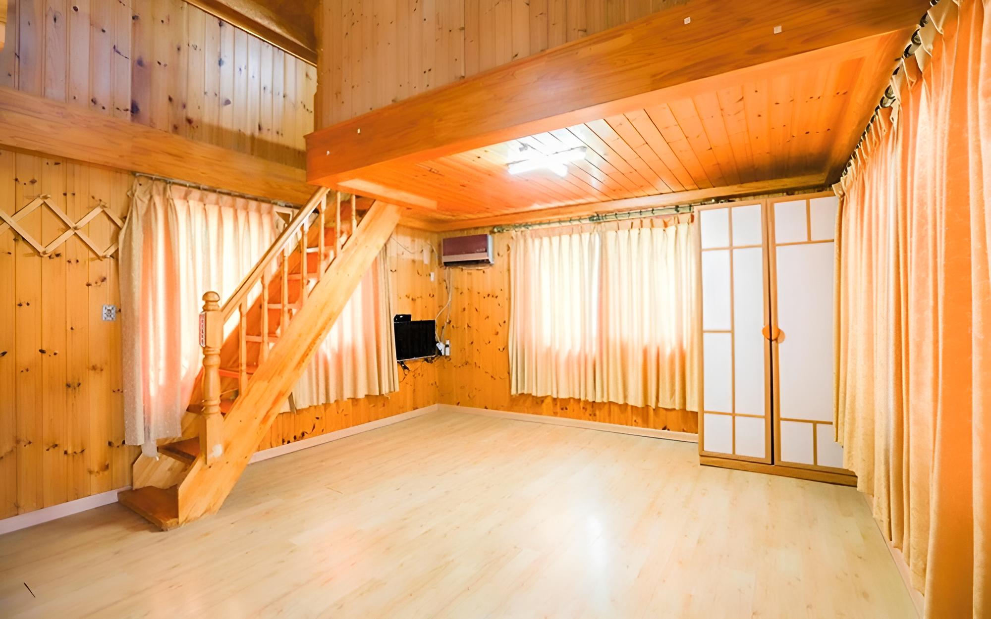 Room (Starlight 1)