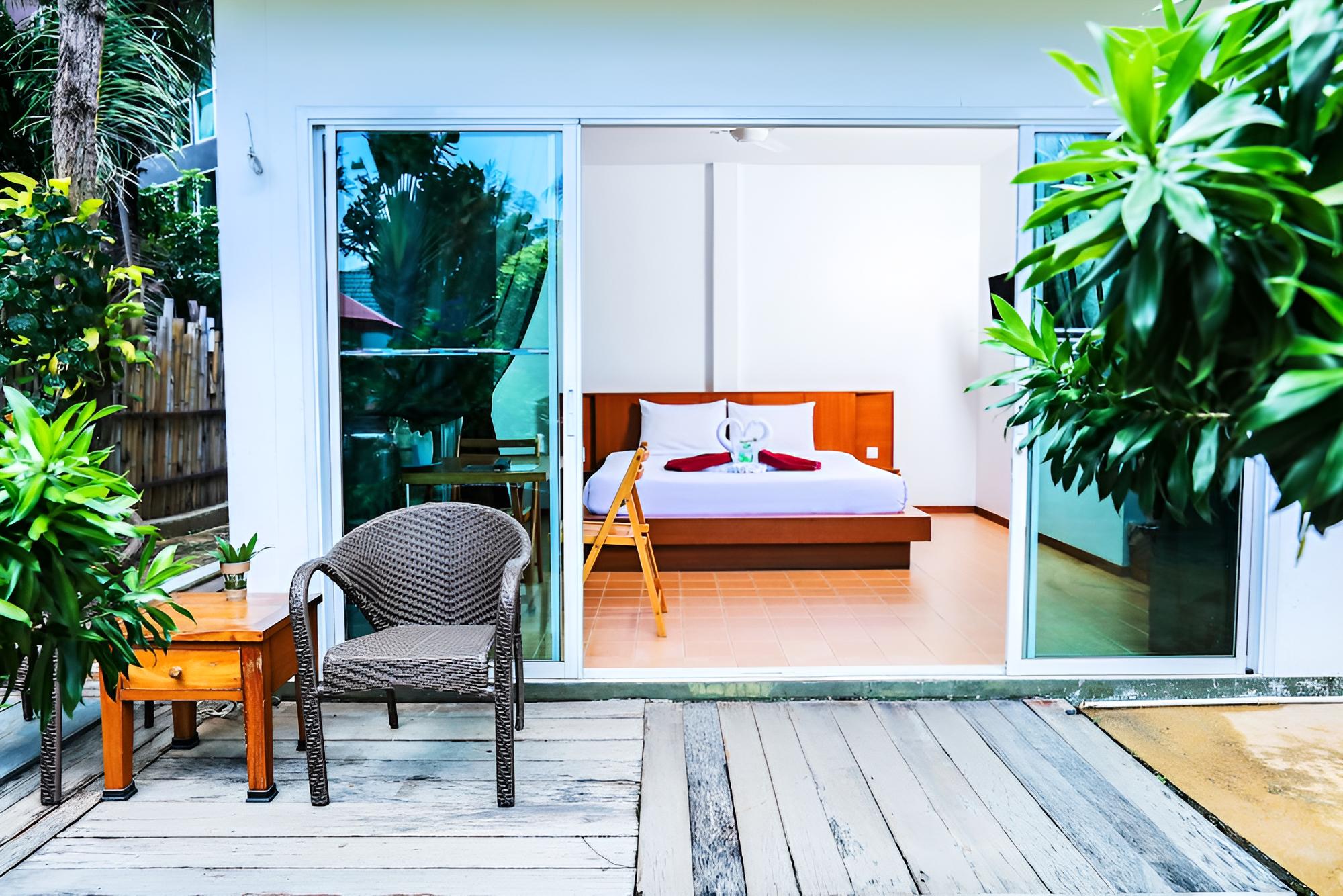 Deluxe Room, Pool View photo 1