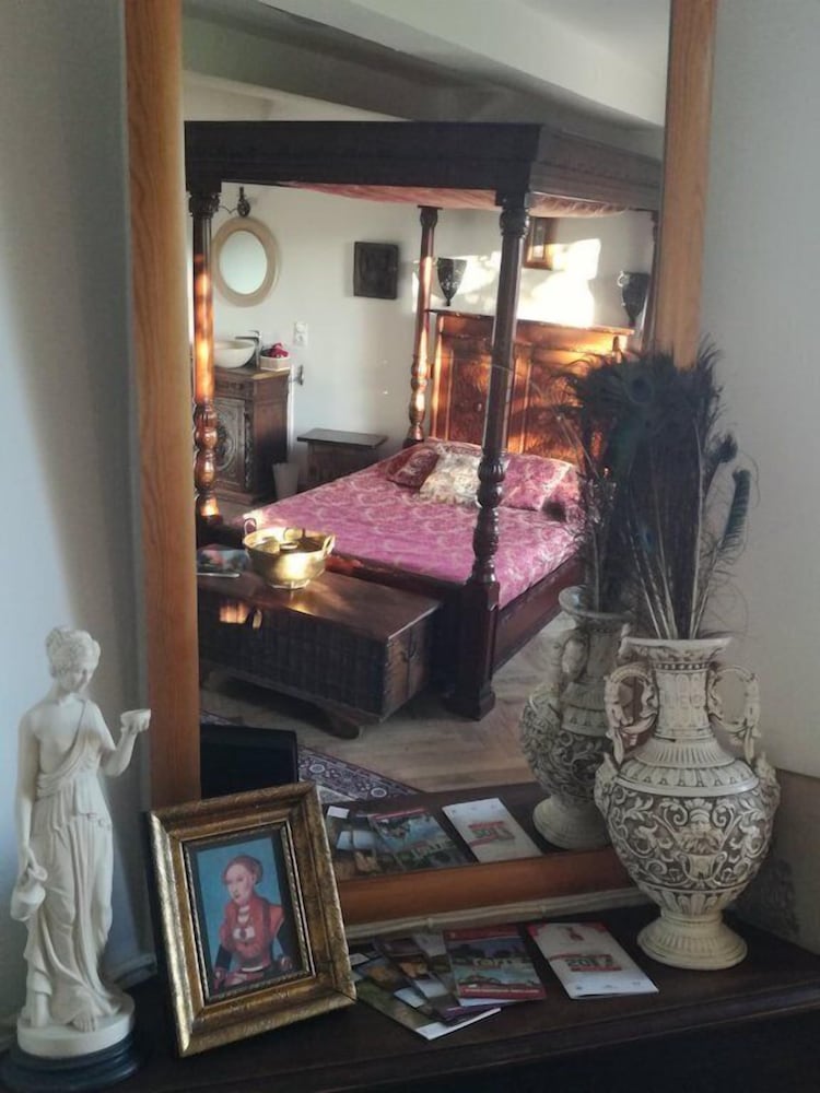 Room (Renaissance) photo 2