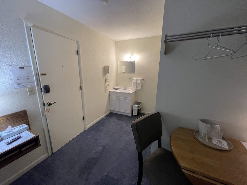 Standard Room, 1 Queen Bed, Non Smoking photo 3
