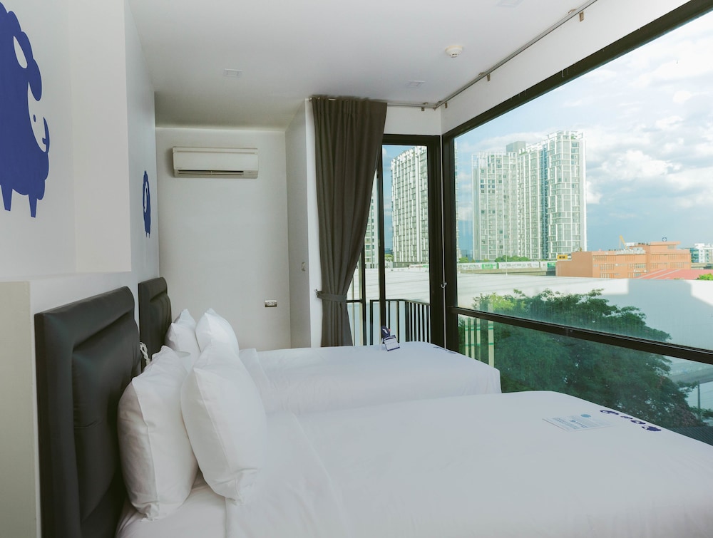 2 Bedrooms Family Suite (King + Twin) photo 3