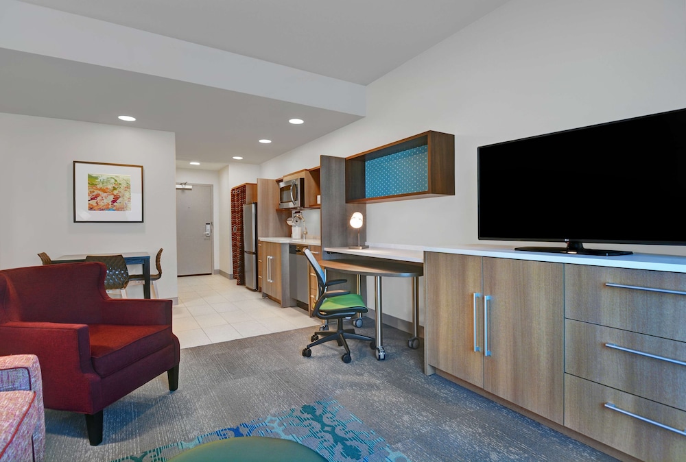 Suite, 1 King Bed, Accessible (Mobility & Hearing, Roll-in Shower) - Photo 4