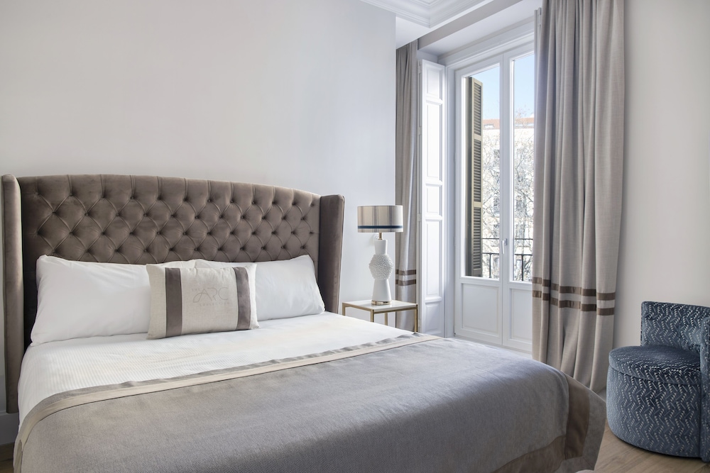 Luxury Apartment, 1 King Bed, City View photo 3