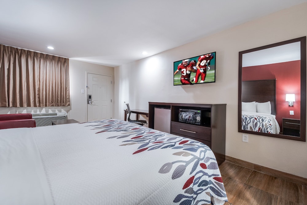 Deluxe Room, 1 King Bed, Non Smoking - Photo 5